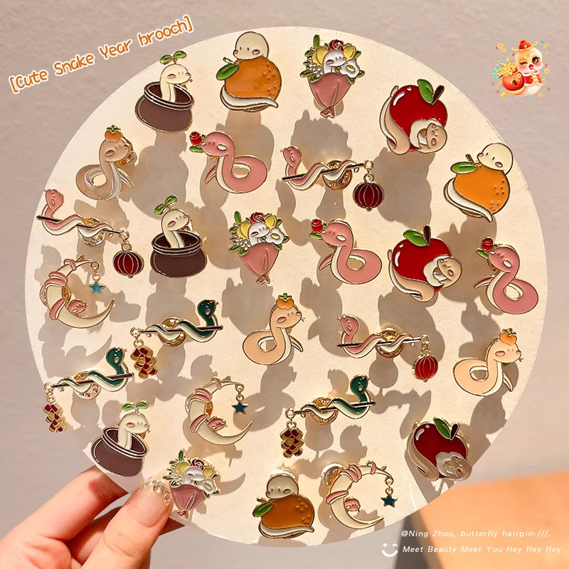 2025 New Snake Year brooch, New Year zodiac decorative gift pin, clothing accessory, cute, personalized and creative badge Specification image