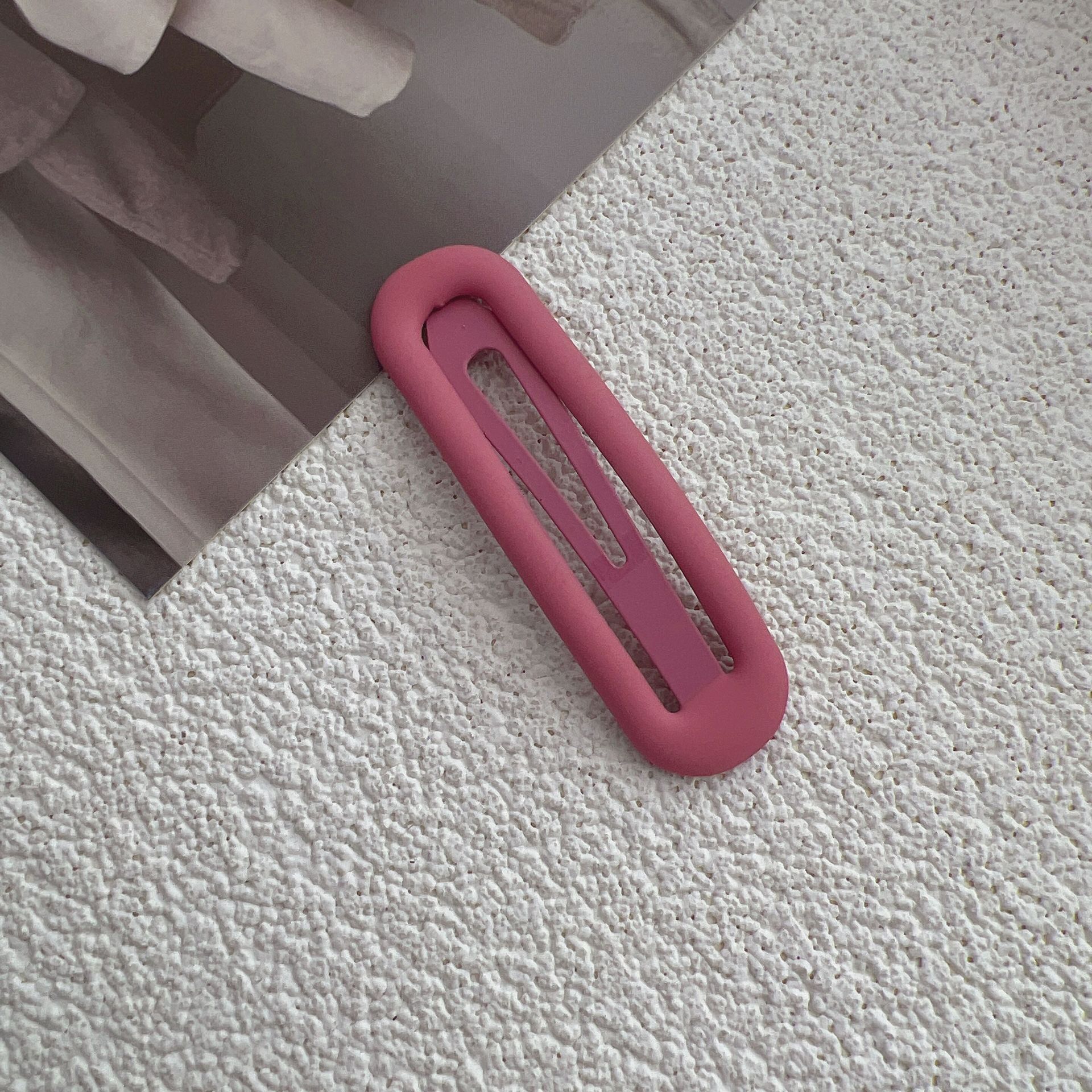 Simple solid-color matte hair clips, a versatile accessory for female Internet celebrities, side clips for bangs, hairpins for loose hair at the back of the head, bb clips, and headwear Application Scenario