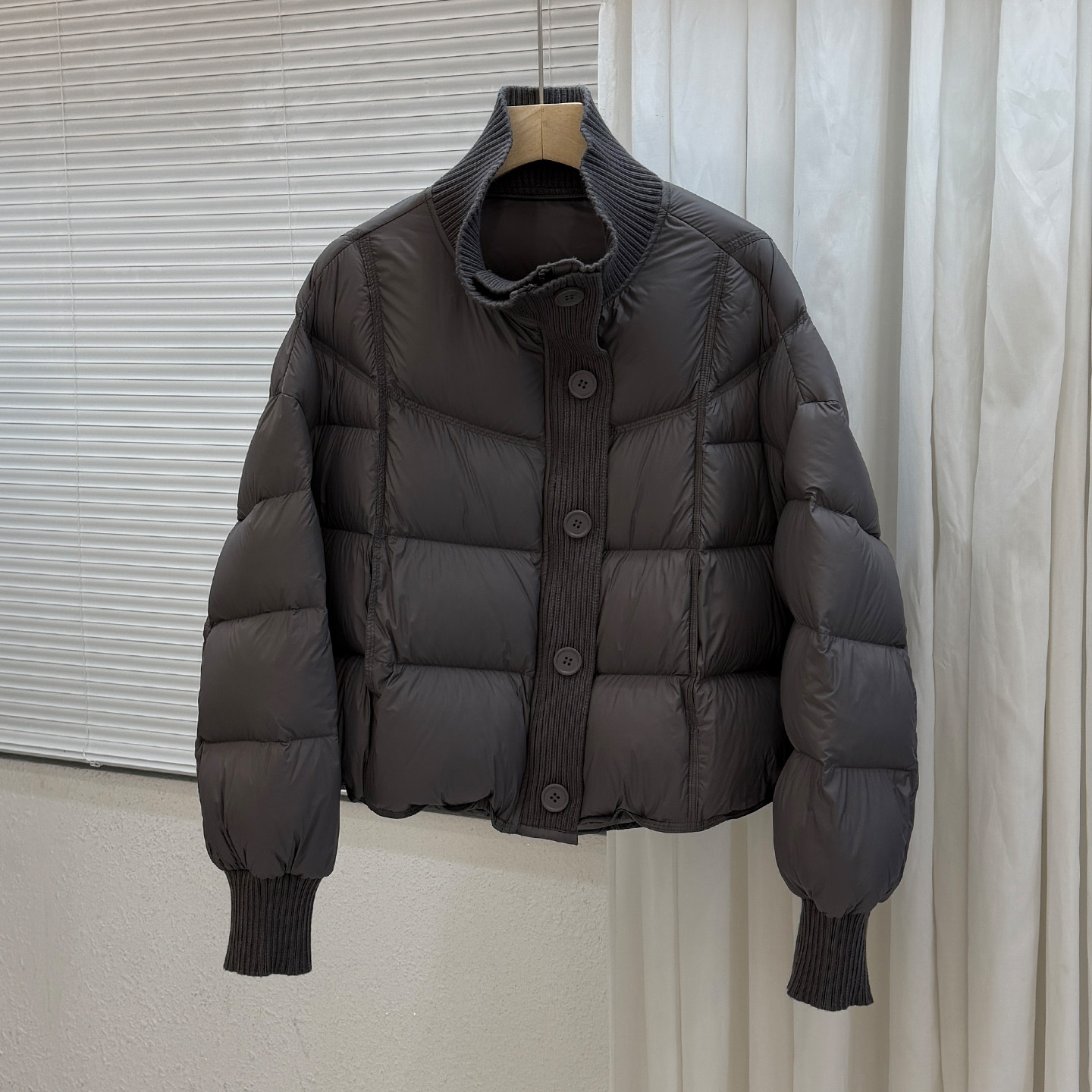 90 white duck down knitted patchwork down jacket for women, short and loose, new style for winter 2025, super beautiful, petite bread jacket details Picture