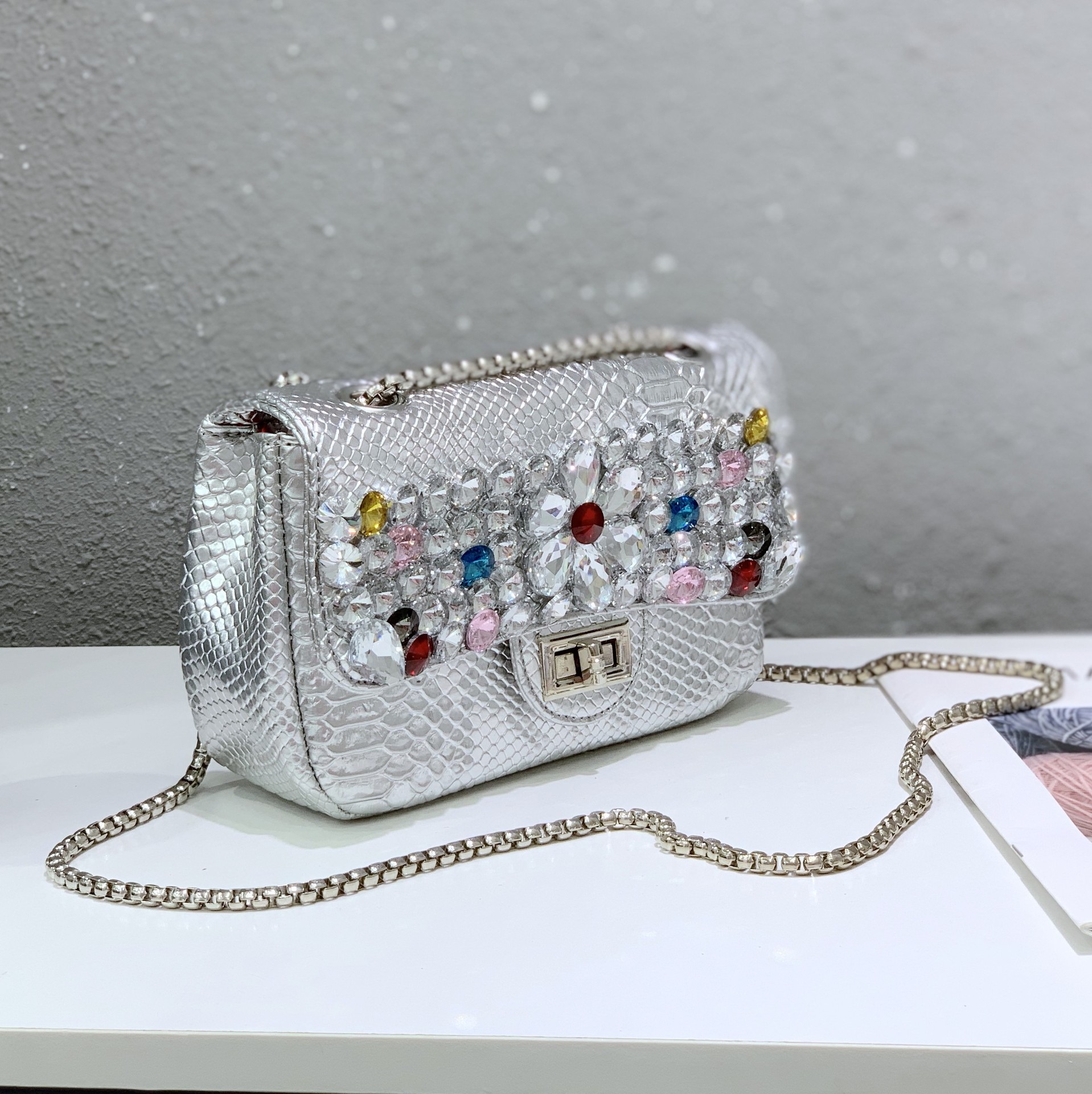 Chanel snake-patterned diamond bag, single-shoulder crossbody bag, crystal gemstone hot mom bag, flower sequined chain bag, water diamond bag details Picture