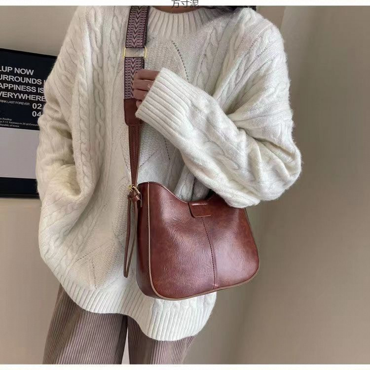 包包女士新款潮感时尚斜挎包复古今年流行宽带单肩水桶包一件批发详情16