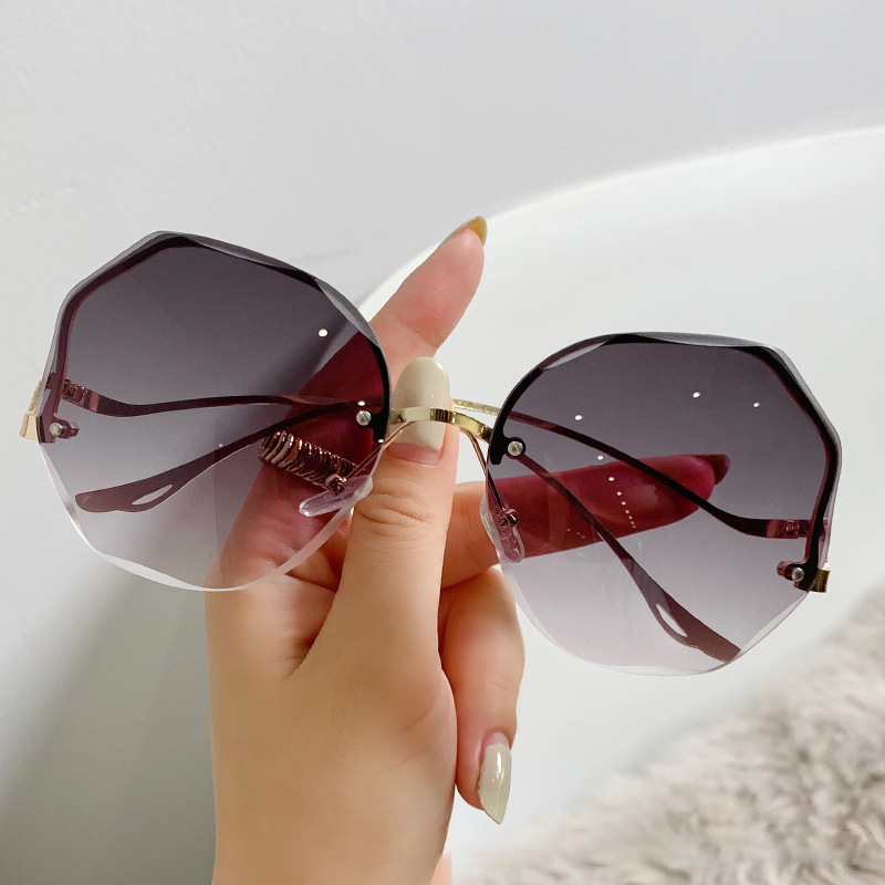 2022 New Korean-style trendy light-colored transparent sunglasses for women, a popular UV-blocking frameless glasses Application Scenario