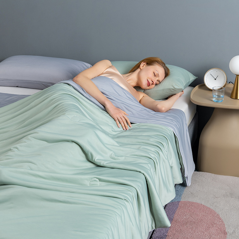 Wholesale of A-class ice cream cool-feeling silk summer cool quilts, solid-color air-conditioned quilts, machine-washable summer ice silk thin quilts