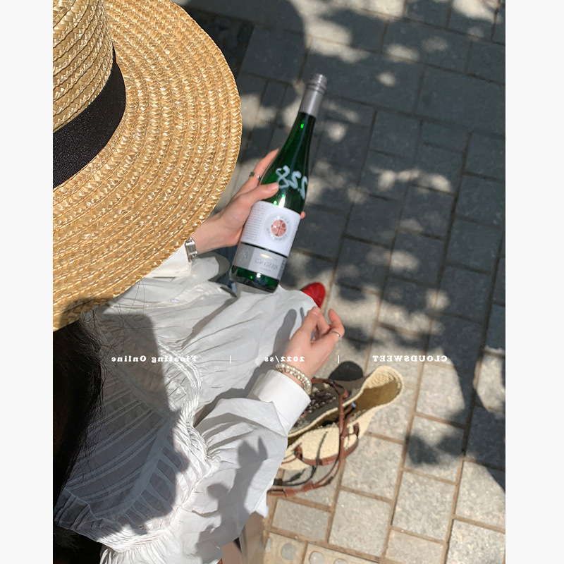 This 22S stylish French G-level top for women's summer features a unique and ethereal design. It's a retro cotton and linen sun-protective shirt that's trendy Item Picture