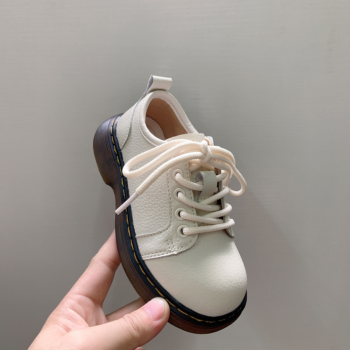 2022 Spring and Autumn New style British style children's shoes, leather soft-soled thick-soled girls' single shoes details Picture
