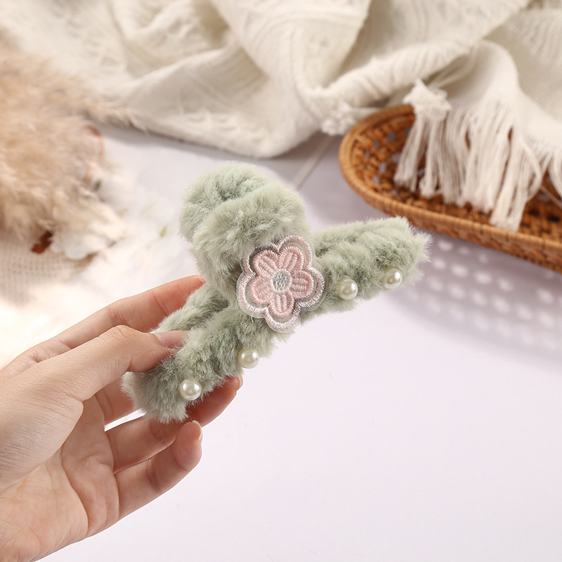 Autumn and winter plush shark clip, Japanese and Korean ins cute flowered pearl grab clip, fashionable back hair clip for girls details Picture