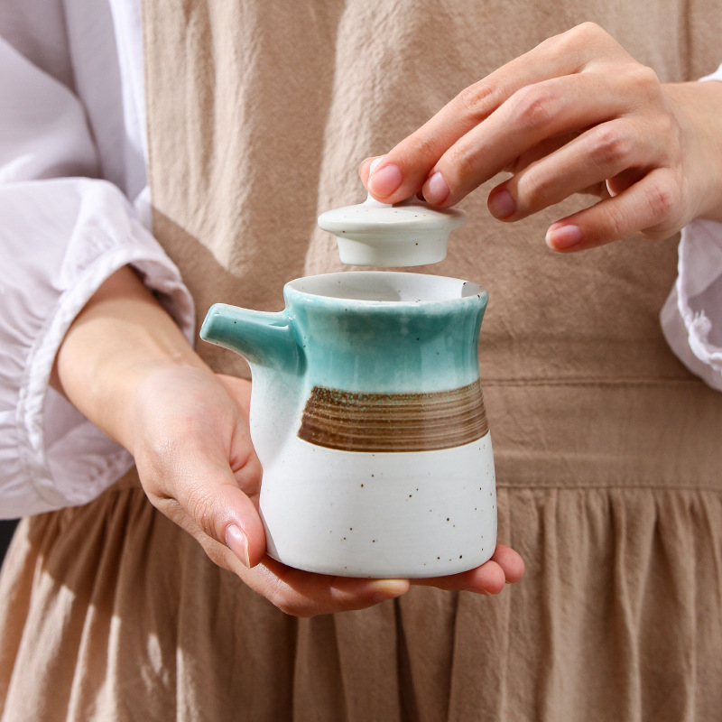 Ceramic seasoning bottles, soy sauce bottles, vinegar jars, chili bottles, restaurant tableware, household creative Japanese sushi restaurant tableware Application Scenario