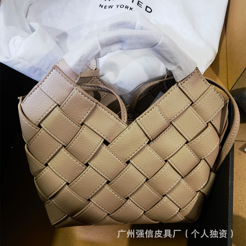 The cross-border bestseller VERE Maillard style light luxury high-end single-shoulder pleated cowhide hand-woven handbag details Picture