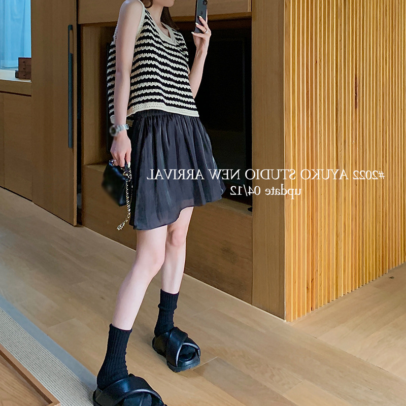 Black and white striped hollowed-out knitted vest for women, 2022 summer new style loose outerwear halter sleeveless vest available for delivery Specification image