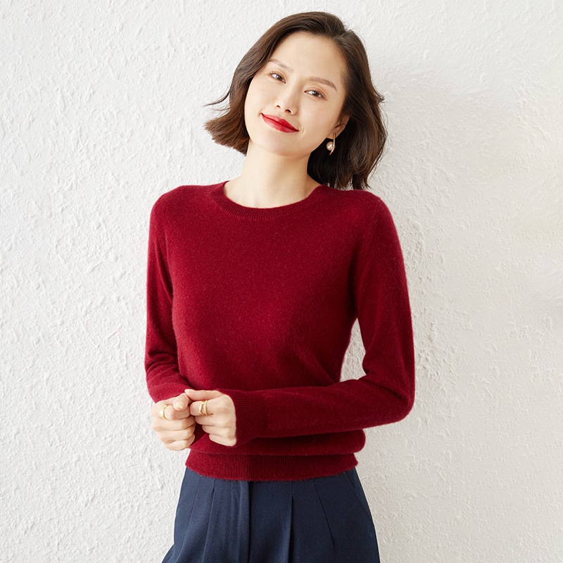 European 2022 autumn/winter new style small round-neck sweater for women, paired with a knitted base layer, large-sized long-sleeved slim wool sweater Application Scenario