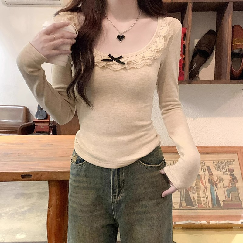 A high-end U-neck T-shirt with a sexy collarbone base. It's a lace combination that accentuates the waist and slimming the figure. Pair it with an inner layer Application Scenario
