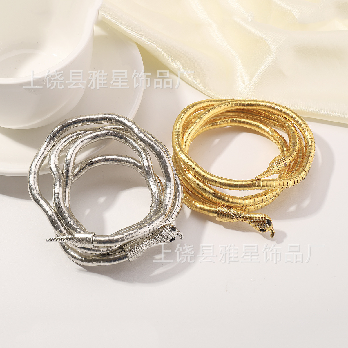 Bride's wedding accessories, lady's bride necklace decoration set, fashionable gold and silver double snake brilliant banquet necklace Application Scenario