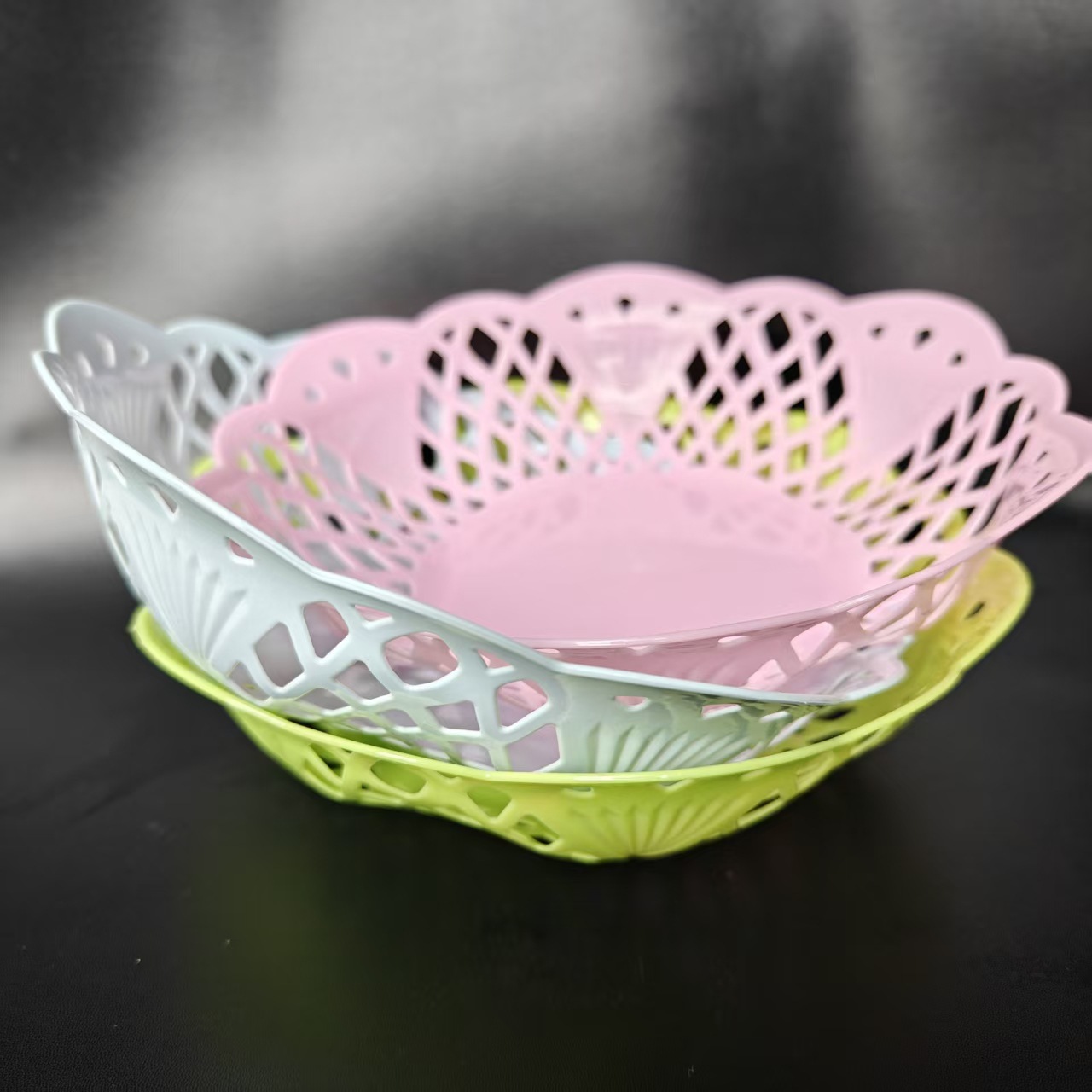 006 Vegetable basket, household fruit basket, hollowed-out draining fruit plate, flower plate, colorful basket, 2-yuan wholesale supply Application Scenario