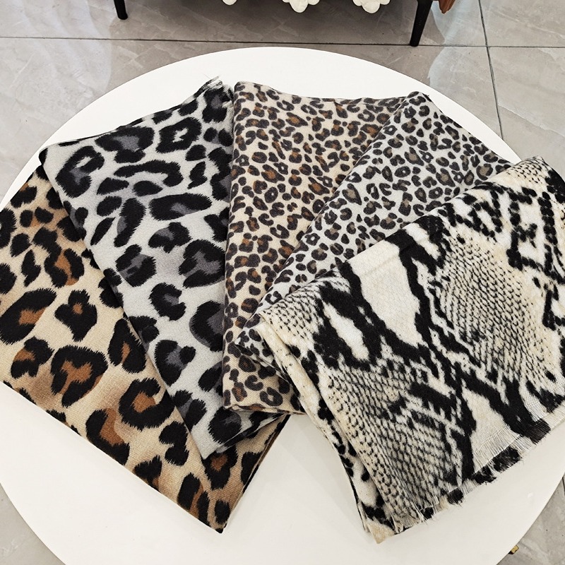 Animal print scarf 2024 autumn/Winter new style Snake and leopard print shawl warm, direct sales from European and American cross-border manufacturer, high-end feel Specification image