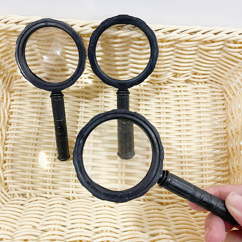 Black-framed magnifying glass, portable magnifying glass, magnifying glass for the elderly, gift gift, reading magnifying glass supply Application Scenario