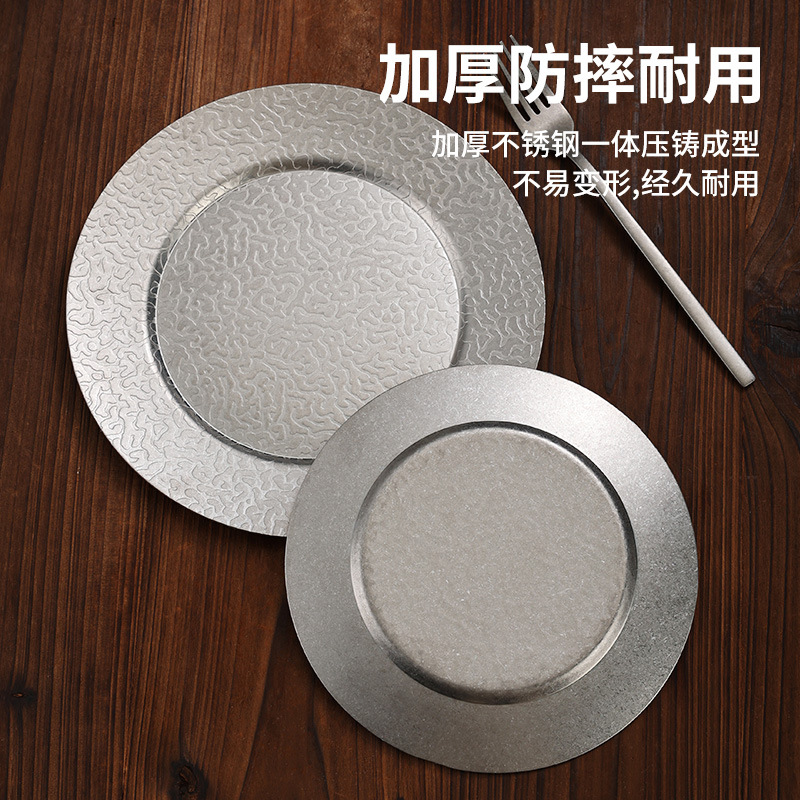 Retro stainless steel round plates with embossed texture, aged steak plates, coffee shop shallow plates, bone plates, snack plates, camping tableware, barbecue stand plates, trays, stainless steel plates, fruit plates, dessert plates, tableware Application Scenario