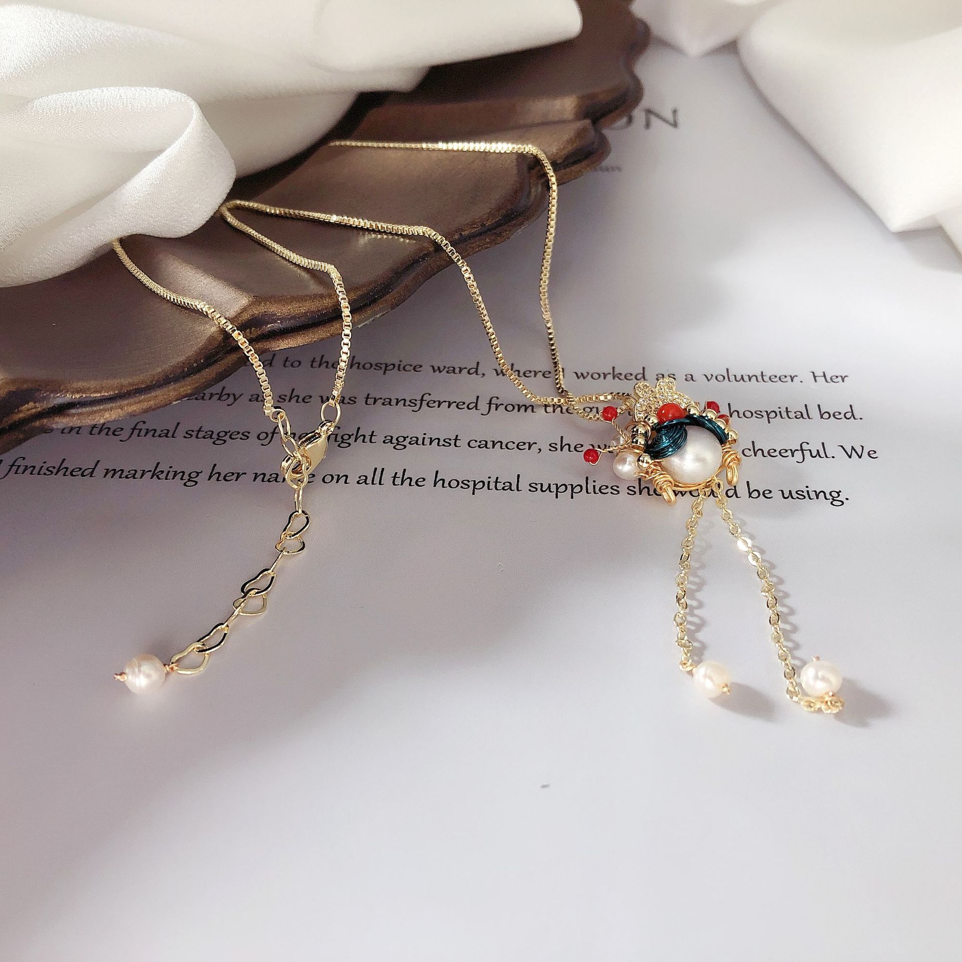 Wholesale of vintage pearl necklace for women with Peking Opera facial makeup, personalized and fashionable collarbone chain, handcrafted dama Dan accessory necklace Specification image