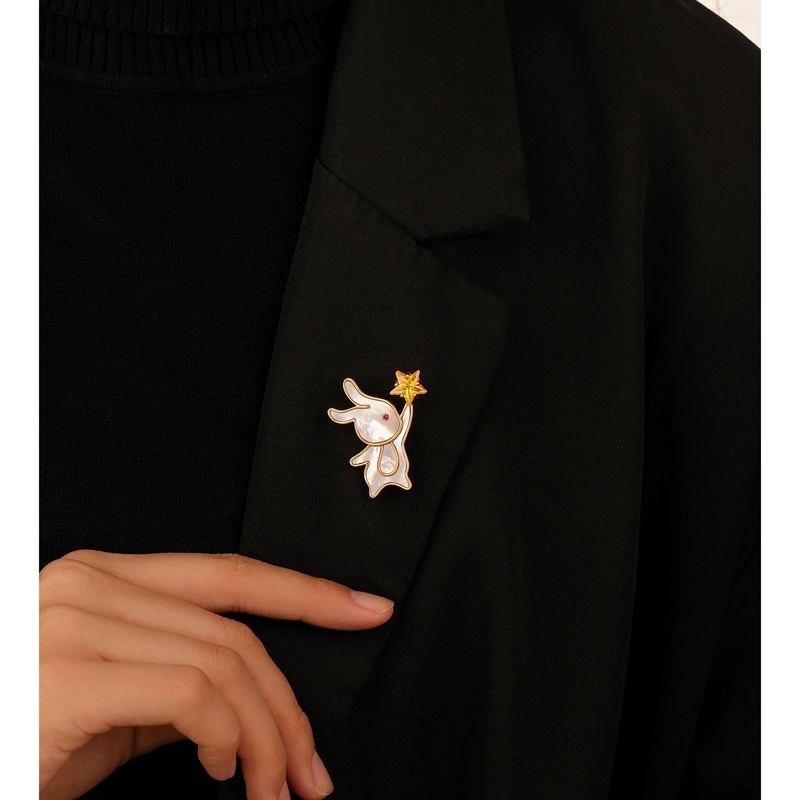 The light luxury, fashionable and individual shell rabbit brooch is a versatile, high-end, niche, simple and elegant, trendy star accessory for women details Picture