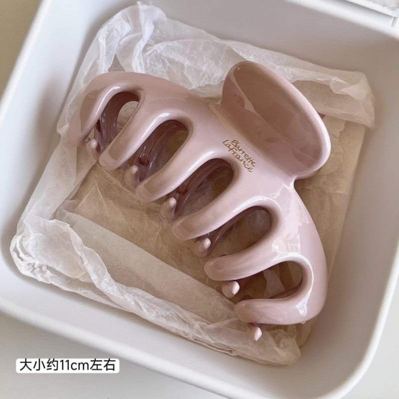 A simple and elegant polka dot clipper for women's large back head, a high-end shark clip, and a laid-back style hair clip headwear Application Scenario