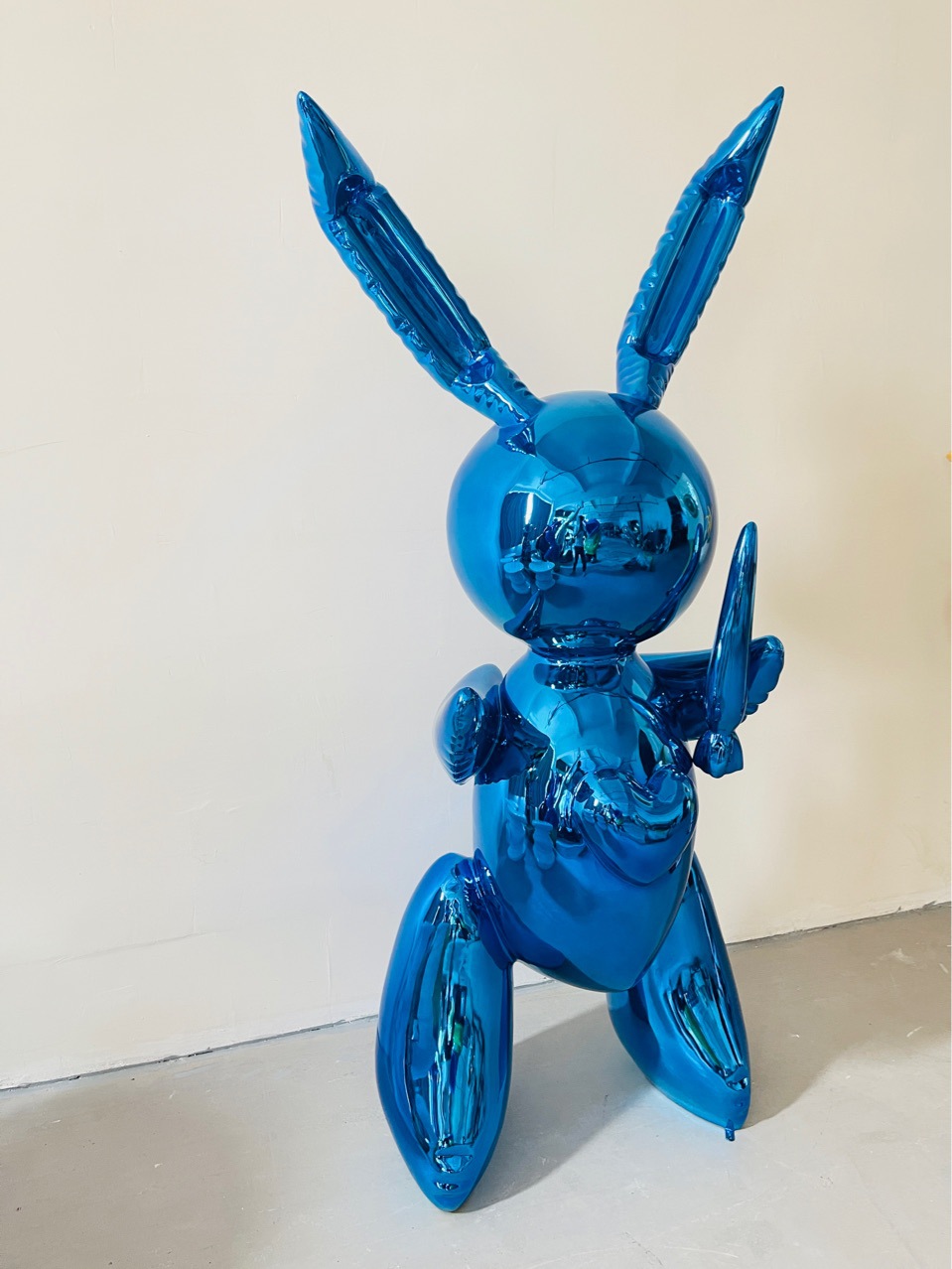 The popular resin handicraft sculpture of "Lobu Rabbit" is a supermarket display and entertainment soft decoration that is electroplated to support the rabbit