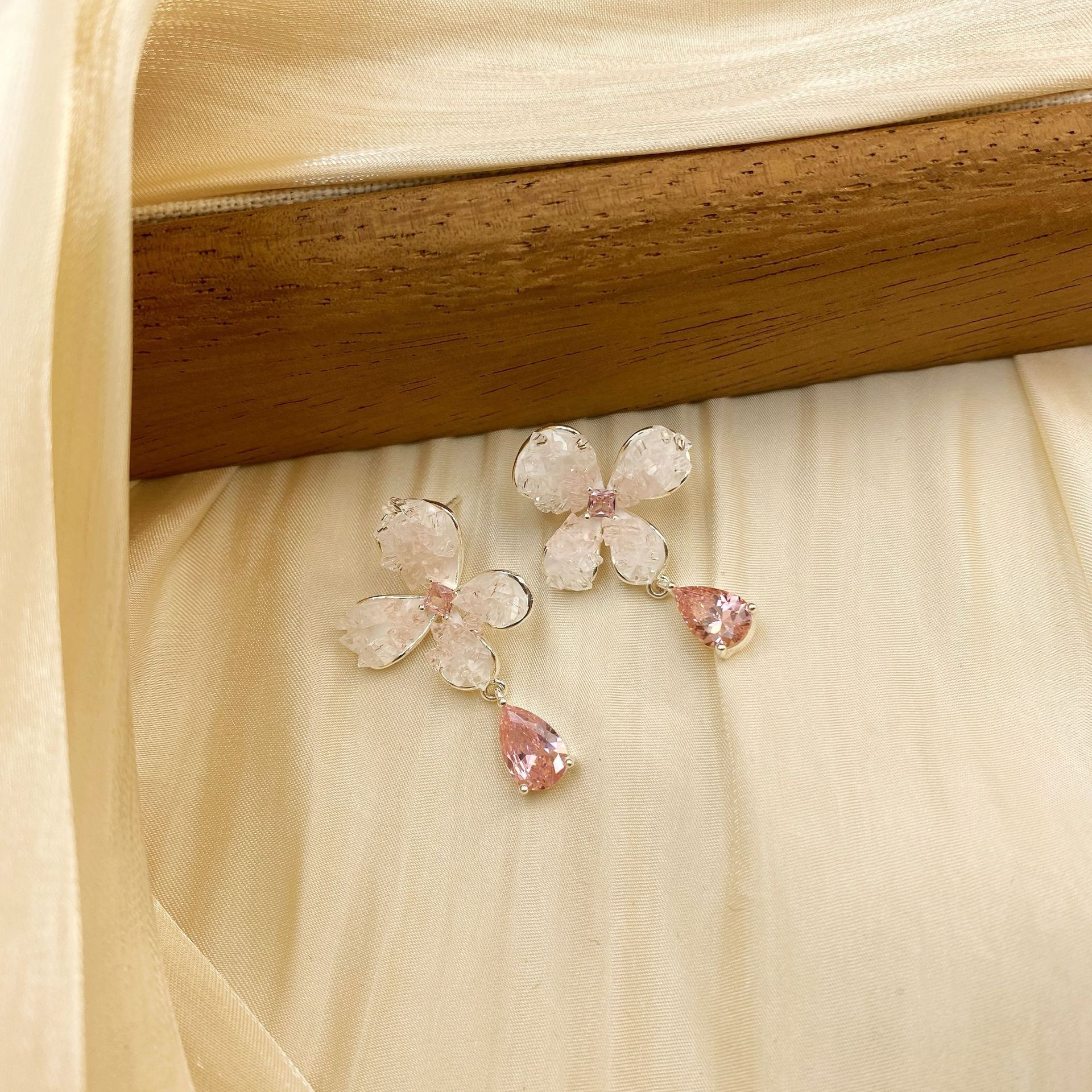 Gradient crystal flower earrings for women, new exquisite and versatile zircon earrings, Korean style Instagram sweet and fashionable earrings Application Scenario