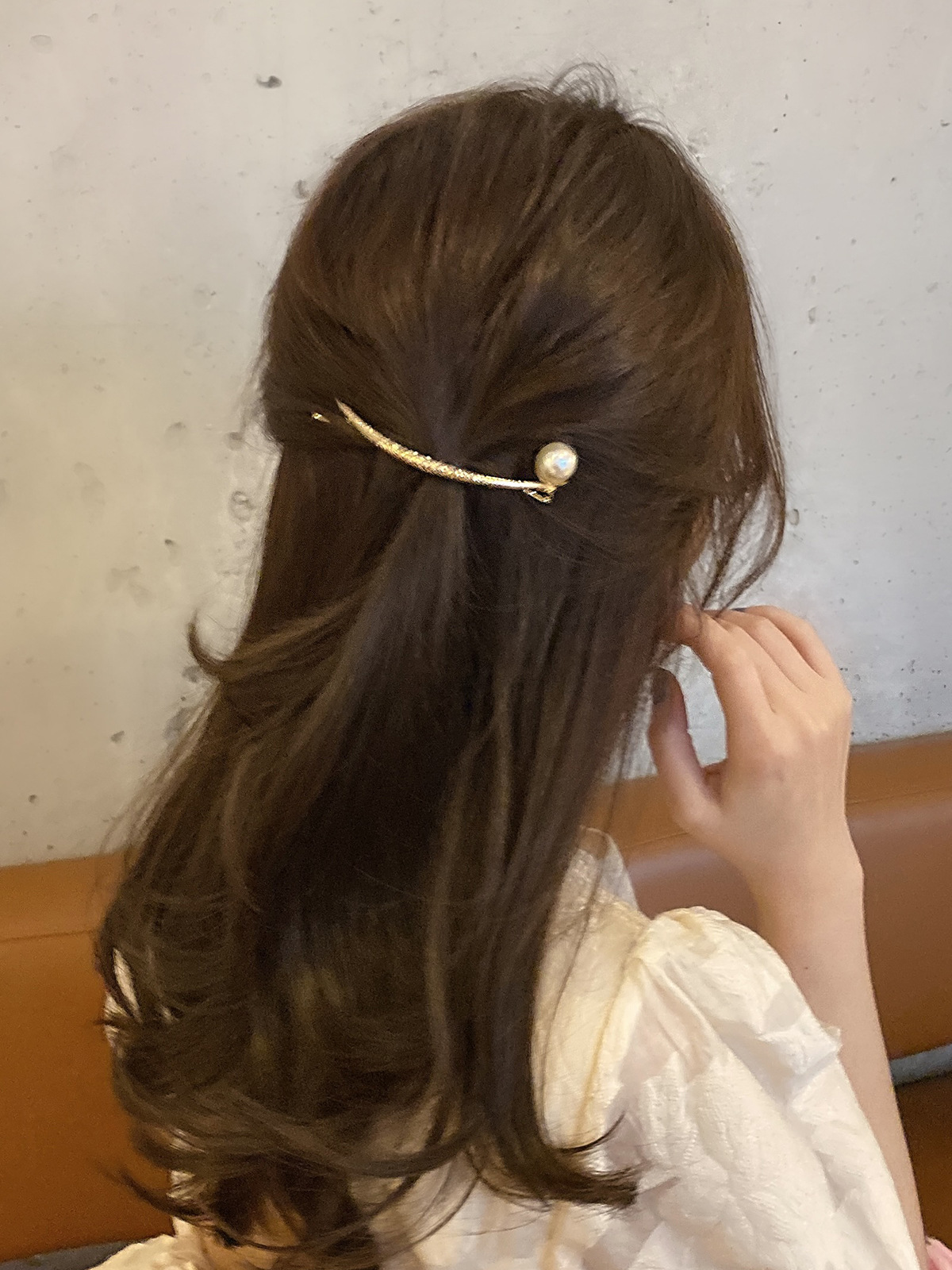Korean pearl arc-shaped hair clips, spring clips, frog clips, hair clips for the back of the head, women's grip, larger quantity, better price Application Scenario