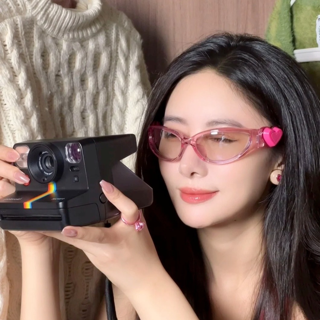 New cross-border fashion heart-shaped sunglasses, Internet celebrity personality Y2K millennium Spice Girl style jelly gummy heart sunglasses Application Scenario