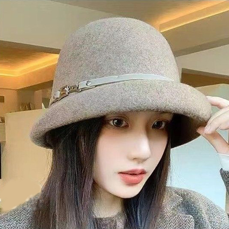 The new British-style retro felt hat exudes an elegant charm. The wool fisherman hat is a versatile choice for women in autumn and winter. The woolen fabric keeps you warm and makes your face look smaller details Picture