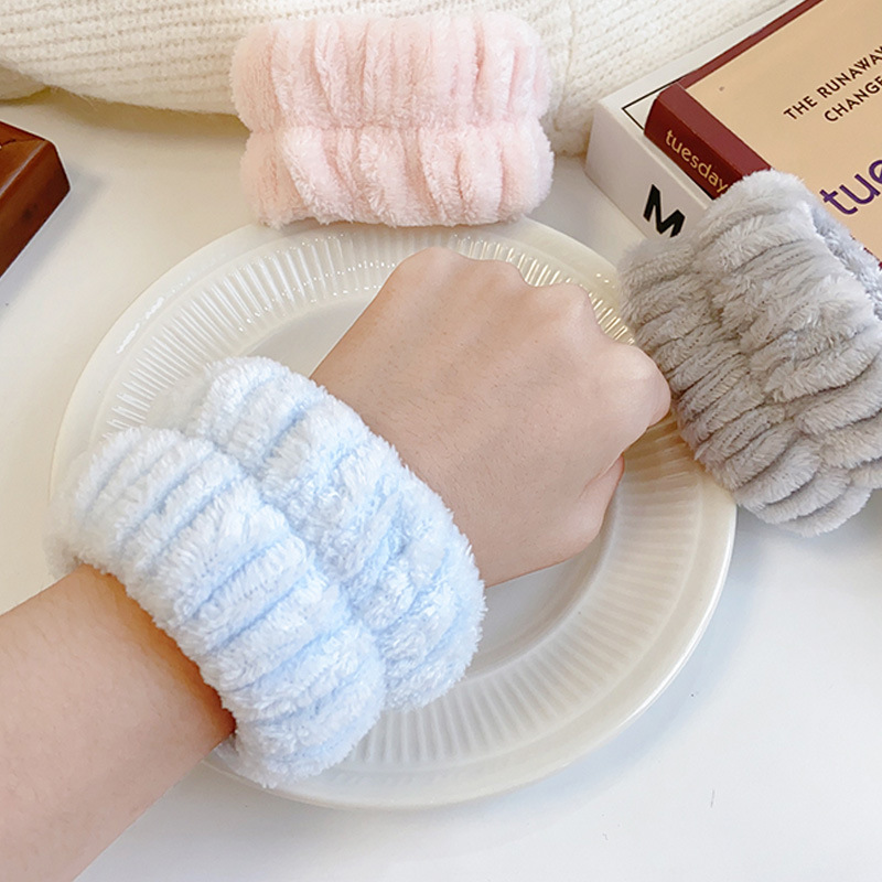 Face wash wrist guard, wrist strap, splash water onto the sleeve, wash water barrier, moisture-proof sleeve, absorbent hand towel, sports plush wristband Specification drawing