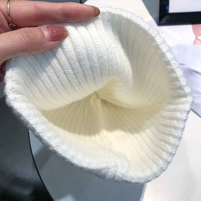 South Korea's New Network Red Wang Letter Rhinestone Woolen Hat Travel All Over The Head Hat Warm Ear Protection Knitted Hat Application Scenario