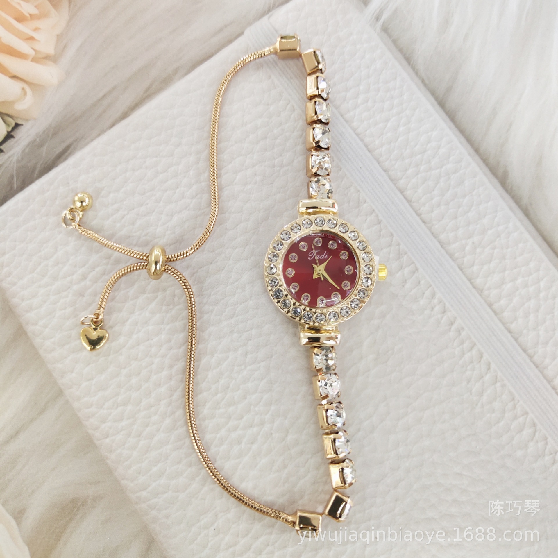 New fashionable square Zircon fine band diamond-encrusted ladies' round watch with adjustable bracelet, women's quartz watch Application Scenario