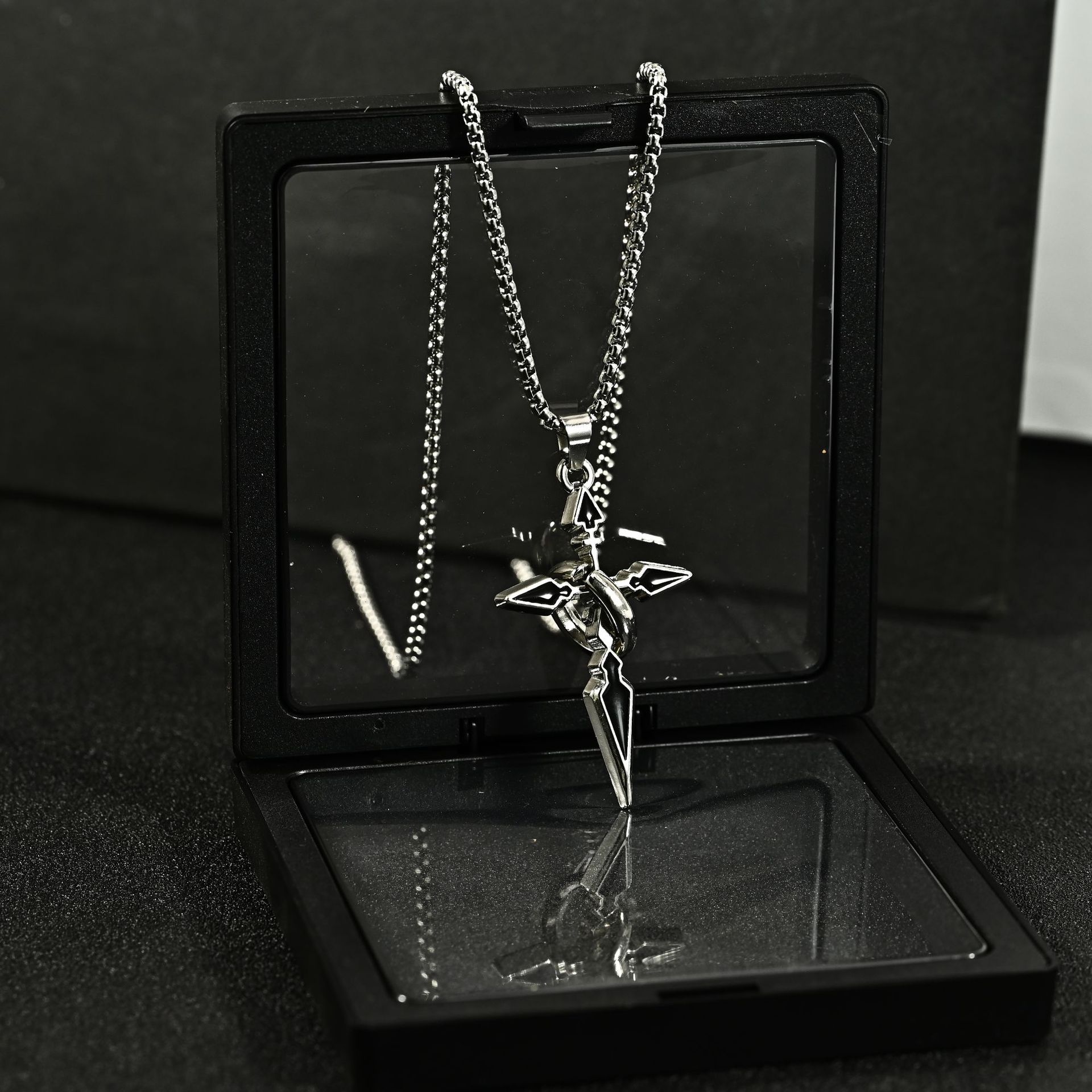 Cross pendant men's necklace, men's trendy brand versatile chain accessory, men's trendy sweatshirt pendant titanium steel chain
