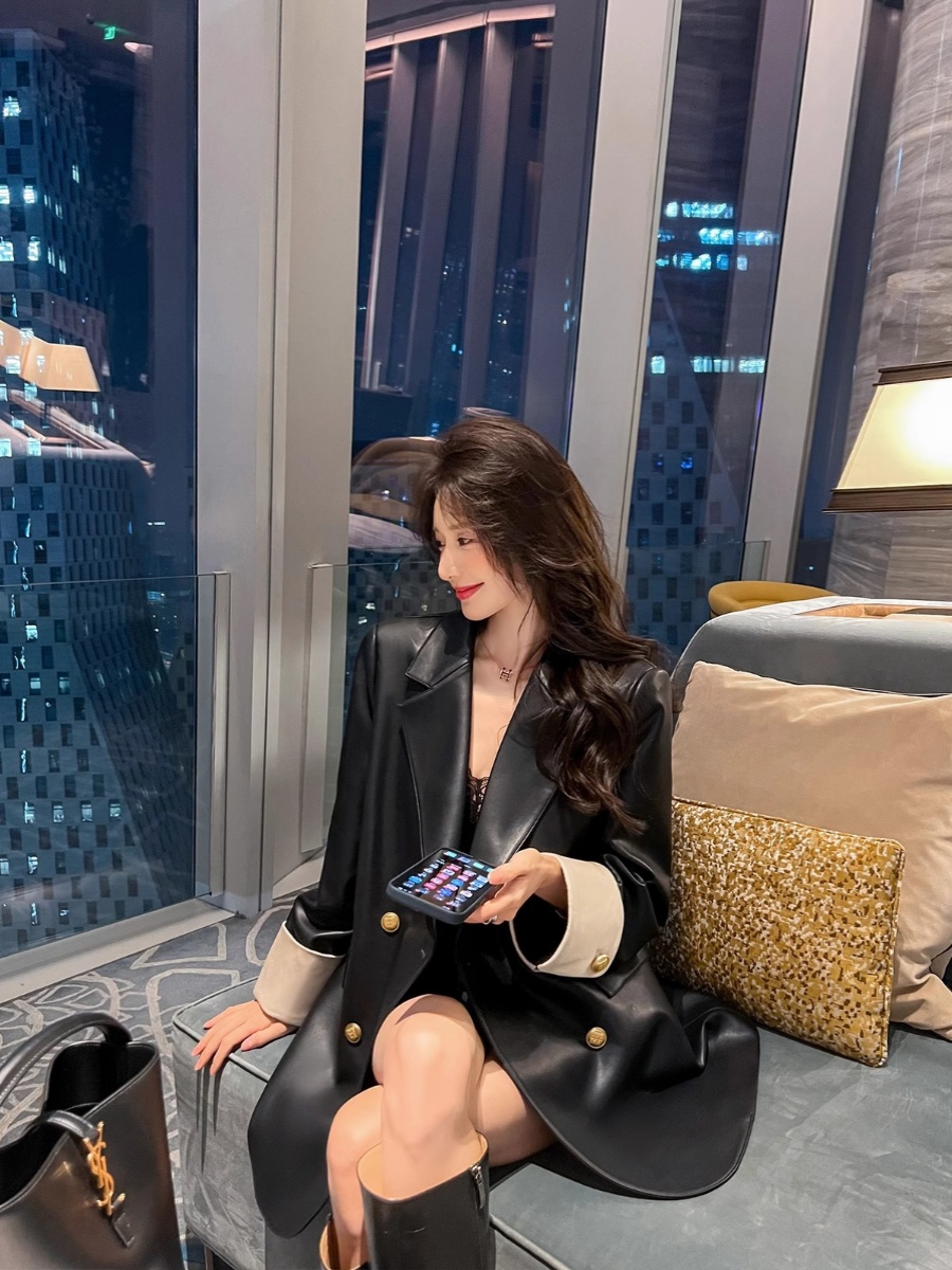 The 2024 Spring and Autumn new casual leather jacket for women features a color-blocking design. It is a Korean-style motorcycle suit and a loose small suit jacket details Picture