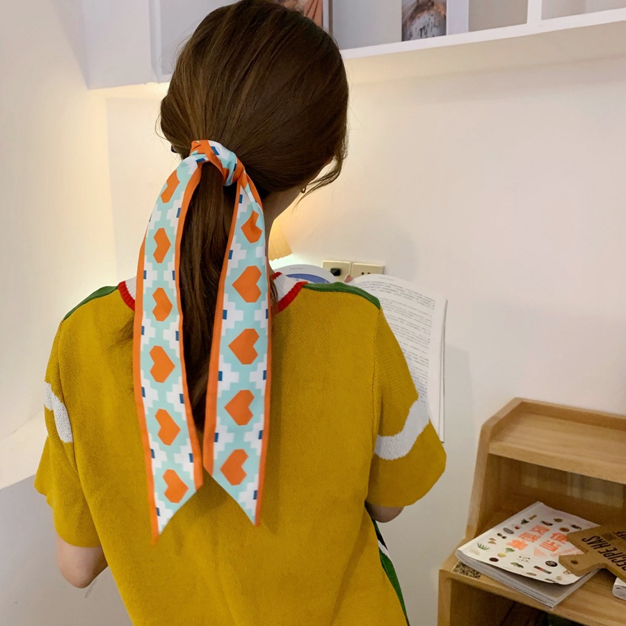 The multi-functional ribbon hair band is cute and girlish. The bow is super ethereal. It's a ponytail tie with a ribbon and a broken hair band details Picture