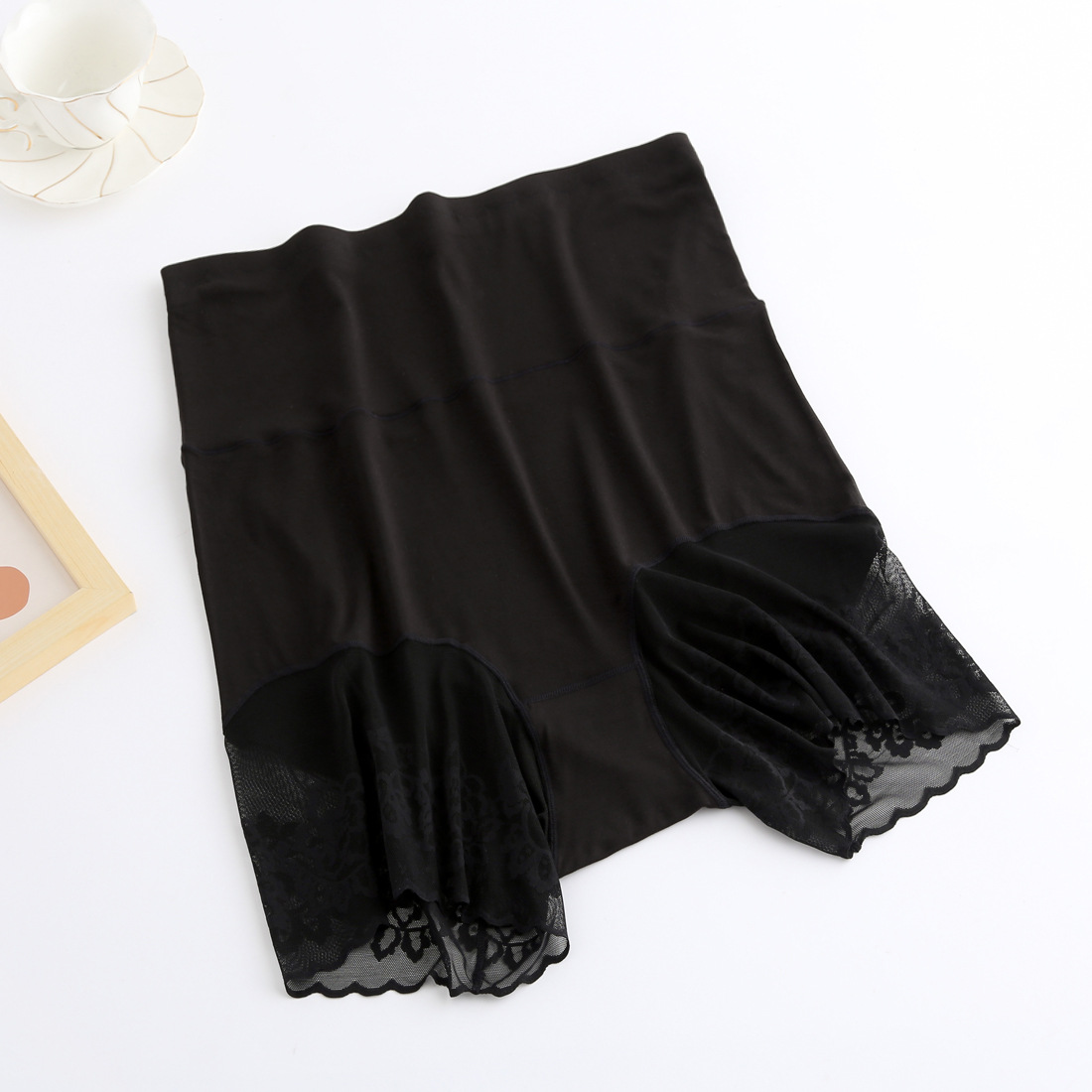 Summer anti-glare safety pants for women, overweight and plus-size, 200-pound high-waisted, cinched belly, lace edge leggings Application Scenario