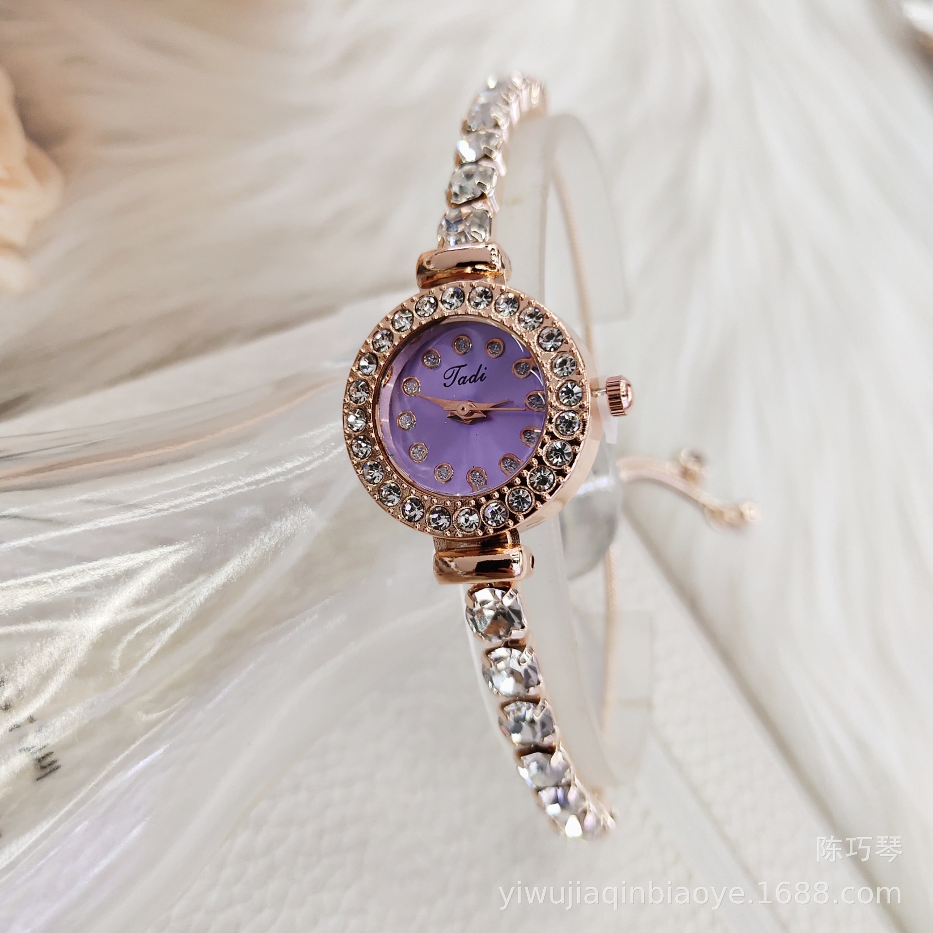 Hot-selling round watch bracelet sets, fashionable and trendy women's watches, diamond-encrusted wristwatches, quartz watches, direct sales from the manufacturer