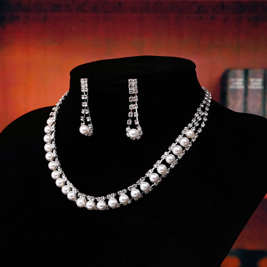 European and American fashionable bride's set, wedding accessories, necklaces, earrings, bracelets, pearls, elegant set, dress accessories Application Scenario
