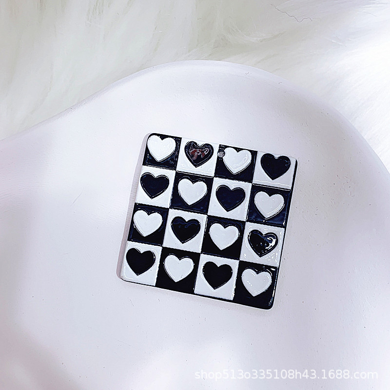 Bricolaje accesorios al por mayor relieve estampado acrílico smiley corazón melocotón flores pequeñas cuadrangular blanco y negro accesorios colgantes Application Scenario