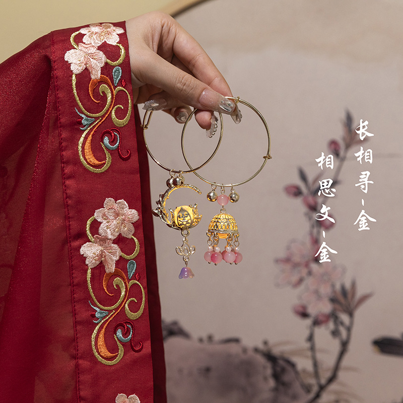 New Year luminous bracelet for girls, ancient-style lantern accessory, alloy New Year's Day performance Hanfu accessory, high-end bracelet for girls details Picture