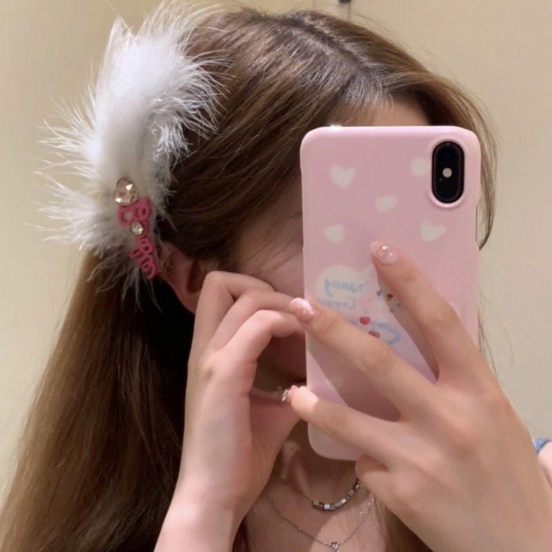 Dopamine y2k Barbie Princess Windswept Side bangs with Pearl Bow Clip Alphabet Duck Beak Clip Headwear Wholesale Application Scenario