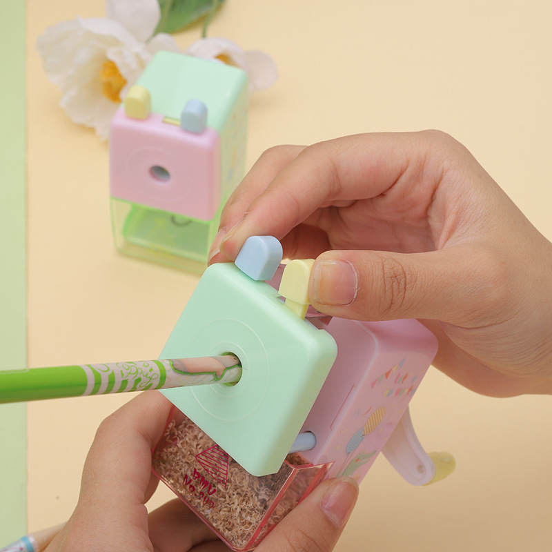 Children's hand pencil sharpener student color cartoon modeling pencil sharpener plastic single hole hand pencil sharpener wholesale Application Scenario