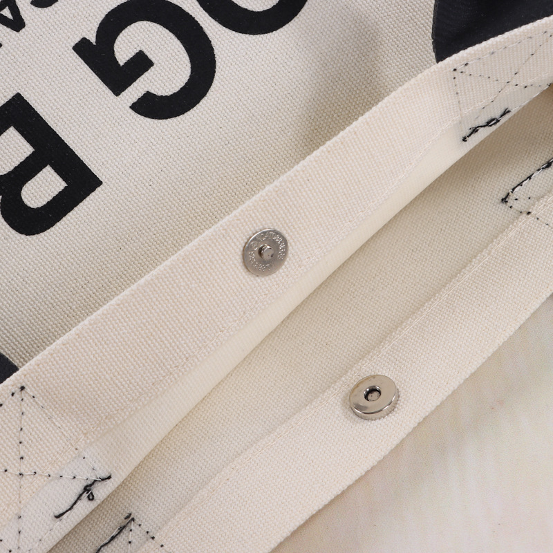 Amazon cross-border canvas tote bag custom logo letter style canvas beach hand-held cosmetic tote bag Application Scenario