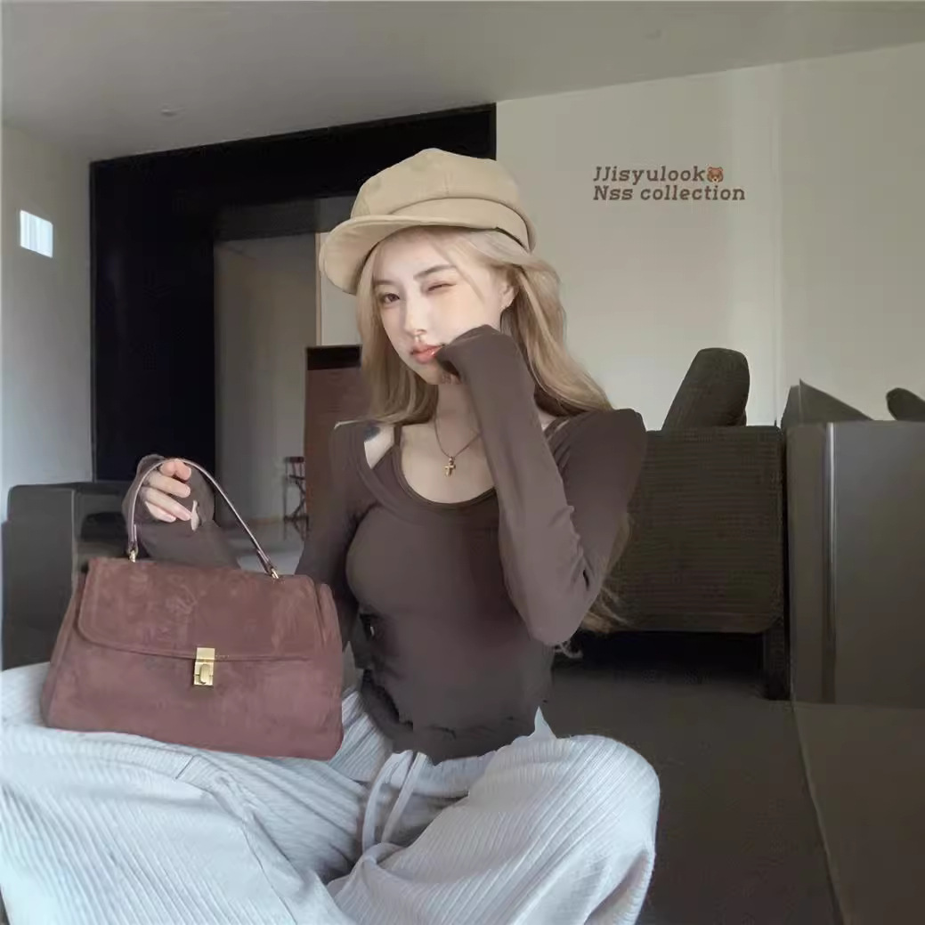 Two long-sleeved T-shirts for women's autumn slimming look, paired with an irregularly designed short top as a base layer Application Scenario