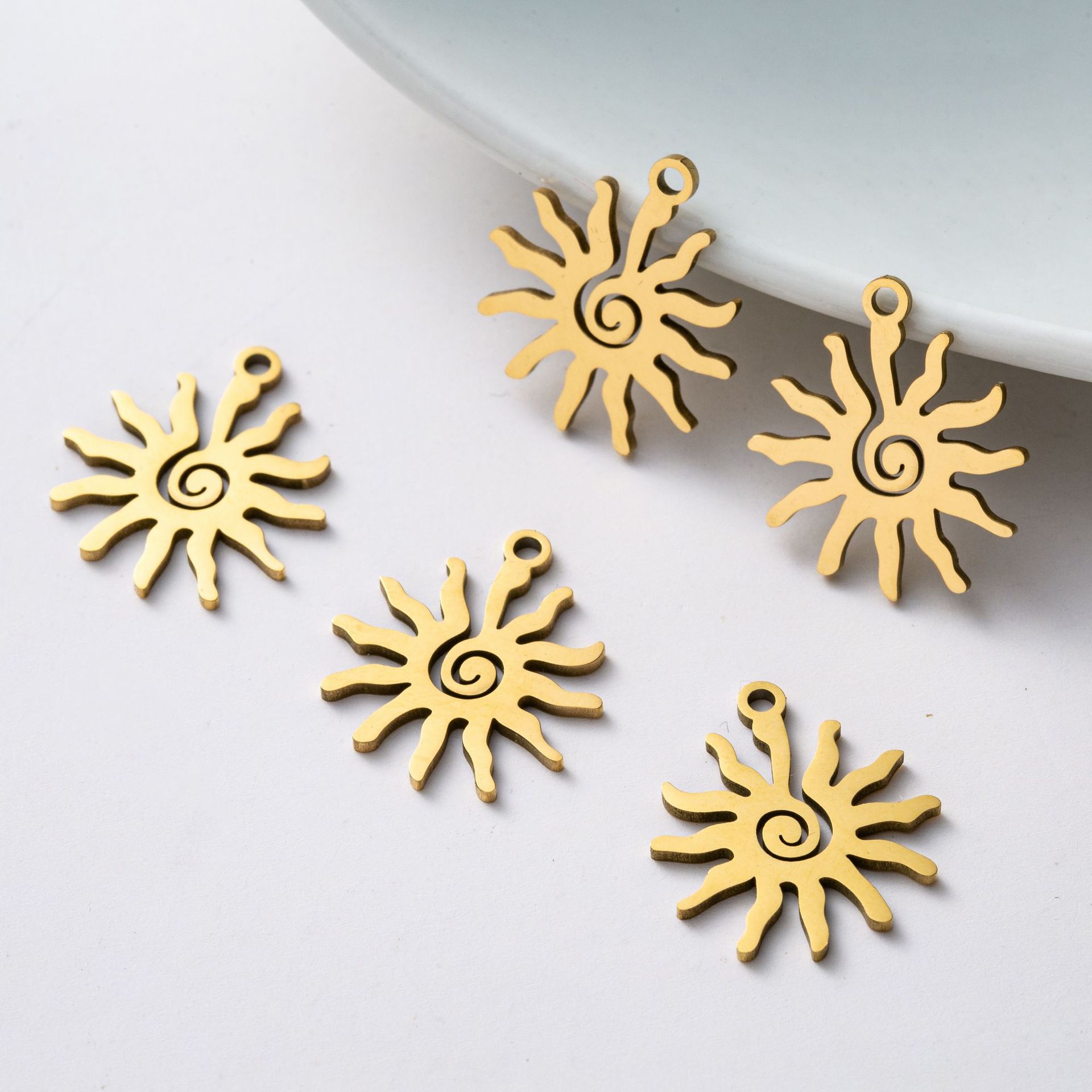 17*18Mm Color Preservation Titanium Steel Plated Real Gold Sunflower Pendant Diy Handmade Earrings Pendant Necklace Accessories