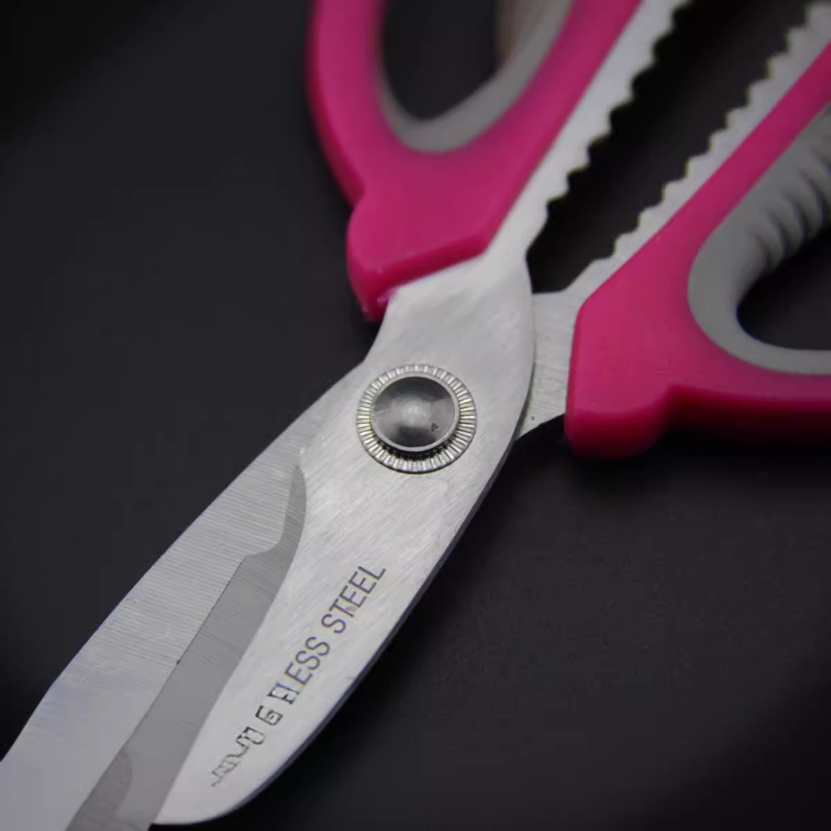 Household stainless steel scissors, kitchen scissors, two-color rubber and plastic handle large scissors, multi-purpose food cutting and sewing scissors Application Scenario
