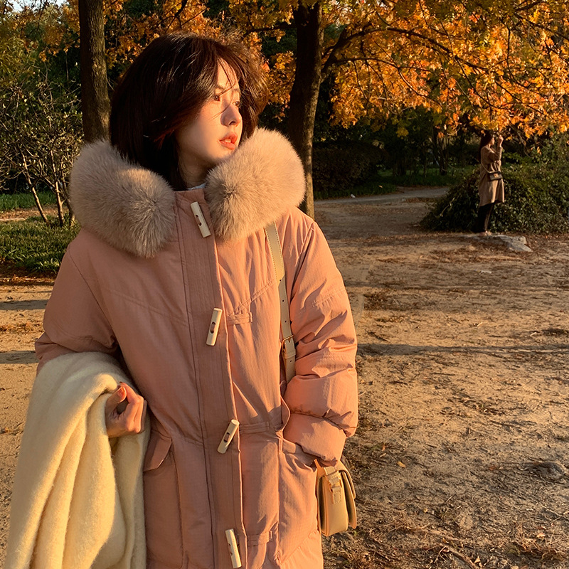 A new mid-length down jacket for women in winter 2022, featuring a fashionable and stylish design with a thick white duck down collar details Picture