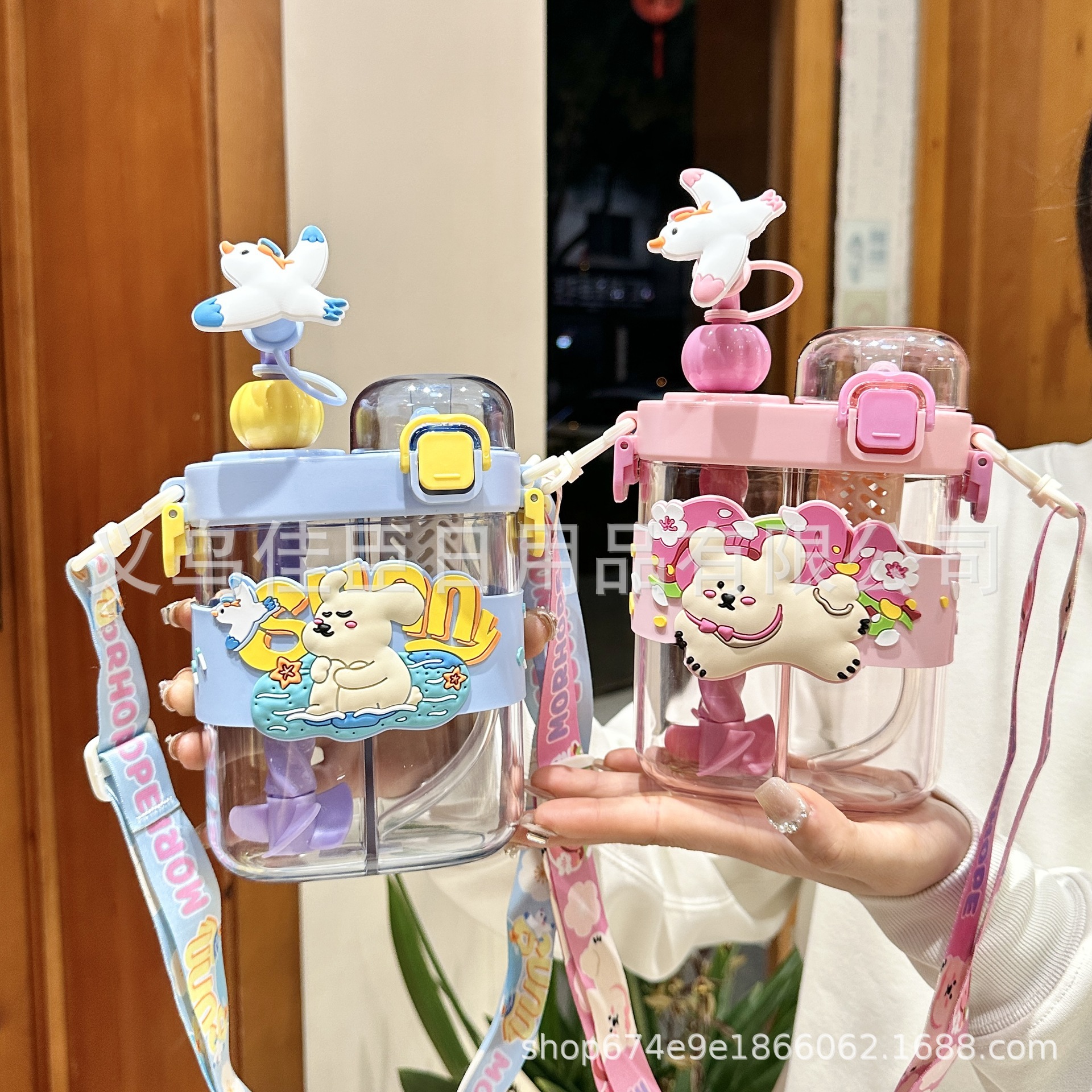 Children's drinking water grid cup, stirring water cup, double-drinking straw cup, portable sports plastic water bottle for students to go to school full figure