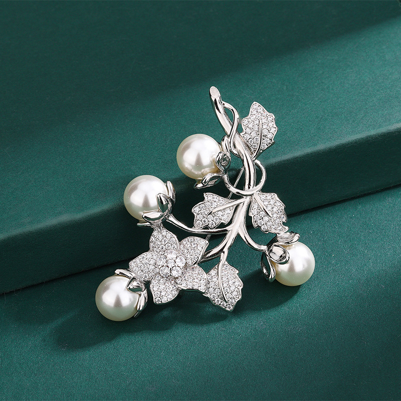 Pearl brooch, wedding dress fixing accessory, brooch, water diamond, pearl, Baroque butterfly brooch Application Scenario