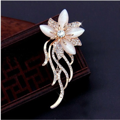 Best-selling Korean alloy diamond-encrusted floral cat's eye brooch and creative brooch for clothing decoration Application Scenario