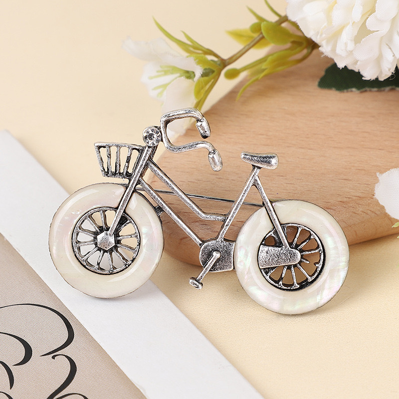 Venta directa de fábrica retro alloy inlay imitación shell bicicleta broche ropa bolsa accesorios broche al por mayor Specification image